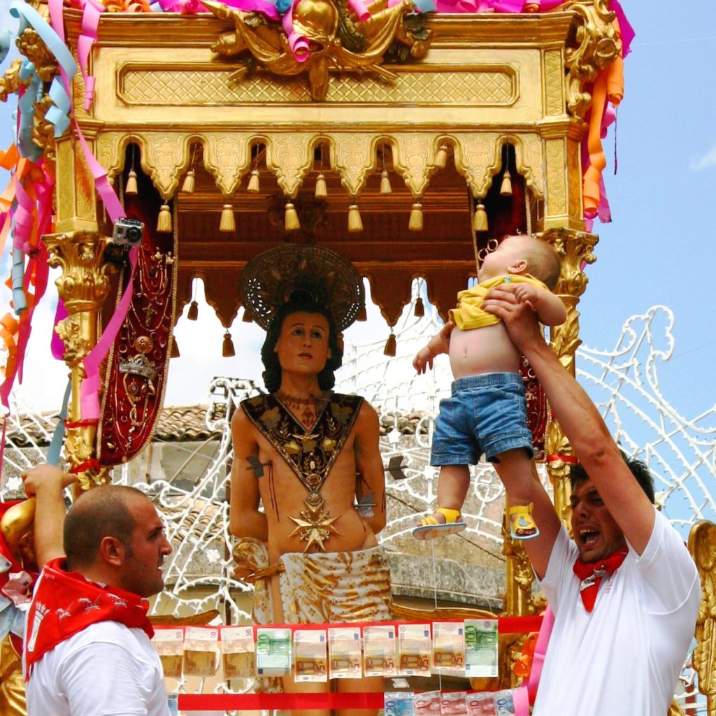 The San Sebastian celebrations are among the best festivals in Sicily and a perfect tour for families in Sicily, as well as seeing the Onion Festival